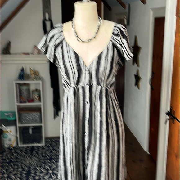 Black and Grey dress by Volcom - Picture 1 of 6